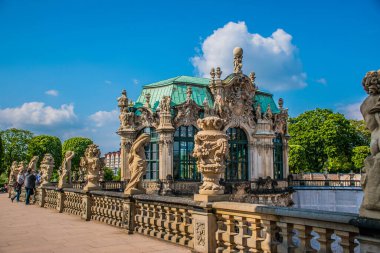 17 Mayıs 2019 Dresden, Almanya - Zwinger Sarayı 'nın heykelleri, levhaları ve mimari ayrıntıları.