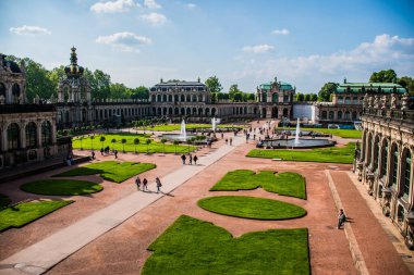 17 Mayıs 2019 Dresden, Almanya - Zwinger Bahçesi, portakal ağaçları ve Alman pavyonu