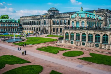  17 Mayıs 2019 Dresden, Almanya - Zwinger Bahçesi, portakal ağaçları ve Alman pavyonu