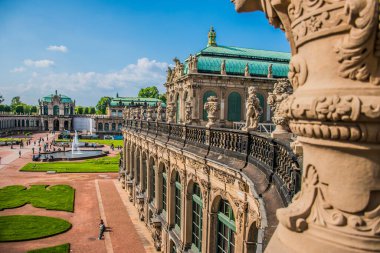 17 Mayıs 2019 Dresden, Almanya - Zwinger Sarayı 'nın heykelleri, levhaları ve mimari ayrıntıları.