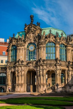 17 Mayıs 2019 Dresden, Almanya - Zwinger 'daki Glockenspielpavillon karavanı, çanları olan saat köşkü.