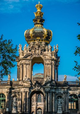 17 Mayıs 2019 Dresden, Almanya - 18. yüzyıl Barok Zwinger Sarayı, Crown Gate de Kronentor olarak bilinir..