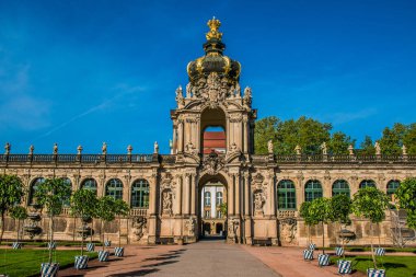 17 Mayıs 2019 Dresden, Almanya - 18. yüzyıl Barok Zwinger Sarayı, Crown Gate de Kronentor olarak bilinir..