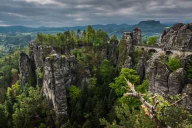 Bastei Köprüsü, Elbe Nehri ve Almanya 'nın Saksonya eyaletinde yer alan Bastei kumtaşı dağlarında Kurort Rathen kasabasının panoraması.