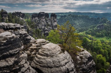 Bastei, Almanya 'nın Elbe Kum Taşı Dağları, Dreden ve Saksonya' da Elbe Nehri üzerinde yükselen bir kaya oluşumudur.