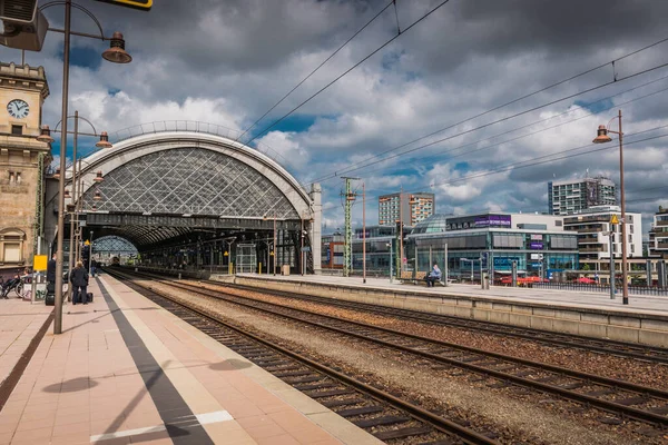 17 Mayıs 2019 Dresden, Almanya - Dresden Hauptbahnhof - Bulutlu bir bahar gününde ana tren istasyonu.
