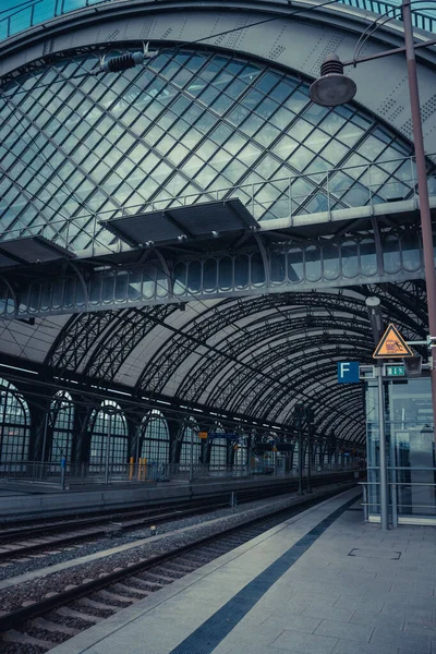 17 Mayıs 2019 Dresden, Almanya - Dresden Hauptbahnhof Dresden 'deki en büyük yolcu istasyonudur..