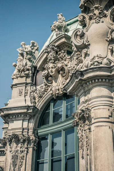 17 Mayıs 2019 Dresden, Almanya - Zwinger Sarayı 'nın heykelleri, levhaları ve mimari ayrıntıları.