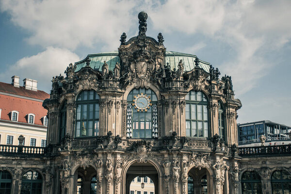  17 мая 2019 года, Германия - Globe pavillon pavilion in the Felinger, Clock pavilion with bells. Архитектурные детали