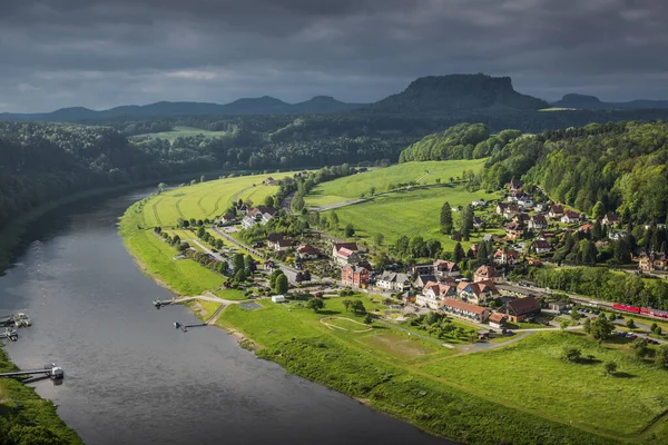 Bastei Köprüsü, Elbe Nehri ve Almanya 'nın Saksonya eyaletinde yer alan Bastei kumtaşı dağlarında Kurort Rathen kasabasının panoraması.