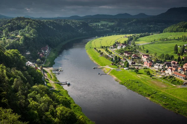 Bastei Köprüsü, Elbe Nehri ve Almanya 'nın Saksonya eyaletinde yer alan Bastei kumtaşı dağlarında Kurort Rathen kasabasının panoraması.