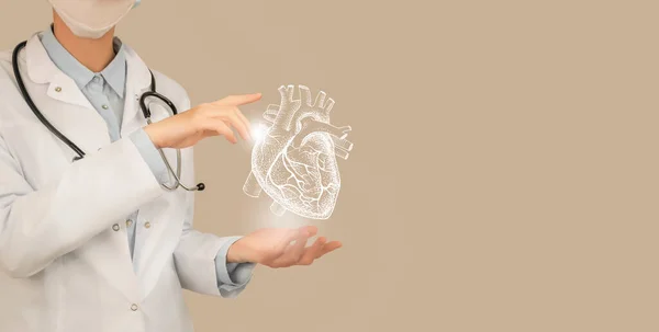 Γυναίκα Γιατρός Κρατώντας Εικονική Γραμμή Τέχνης Της Καρδιάς Στο Χέρι — Φωτογραφία Αρχείου