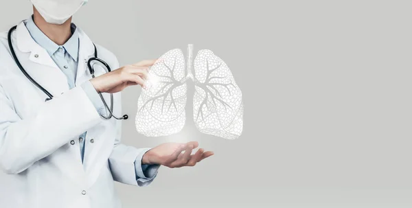 Doctora Sosteniendo Pulmones Virtuales Mano Órgano Humano Hecho Mano Espacio — Foto de Stock