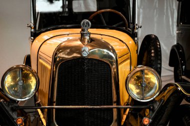 4 Haziran 2019, Moskova, Rusya: Fransız arabası Citroen 'in farları ve ızgarası C 5 HP 