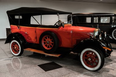 4 Haziran 2019, Moskova, Rusya: İtalyan Fiat Valencia 1919 'un yan görüntüsü. 1920 'lerin klasik retro arabaları..