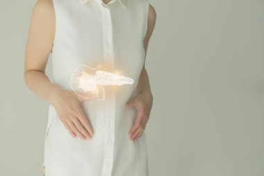 Tanınmayan beyaz elbiseli kadın hasta, altı çizili pankreas. İnsan sindirim sistemi kavramı.