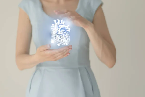 Αγνώριστη Γυναίκα Ασθενής Μπλε Ρούχα Τονισμένη Την Καρδιά Στα Χέρια — Φωτογραφία Αρχείου