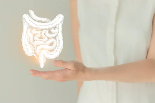 穿着白色衣服的无法辨认的女性患者 手拿着突出的手绘肠子 人类消化系统问题概念 — 图库照片