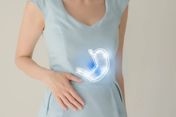 Paciente Femenina Irreconocible Vestida Azul Destacada Estómago Hecho Mano Las — Foto de Stock