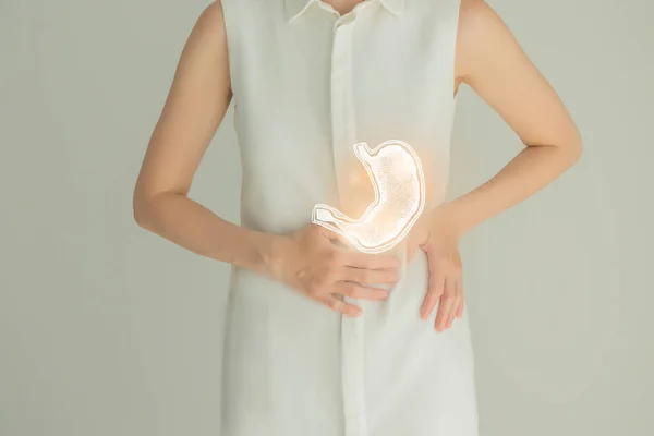 穿着白色衣服的无法辨认的女性病人 双手突出手拉手的腹部 人类消化系统问题概念 — 图库照片