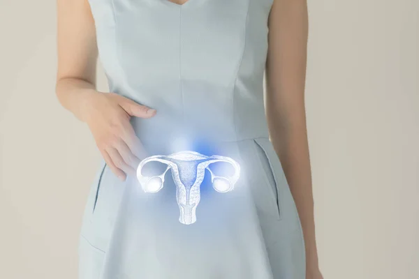 穿着蓝色衣服的无法辨认的女性病人 双手突出手拉手的子宫 人类生殖系统问题概念 — 图库照片