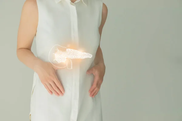 Eine Nicht Wiedererkennbare Patientin Weißer Kleidung Die Ihre Bauchspeicheldrüse Hervorhebt — Stockfoto