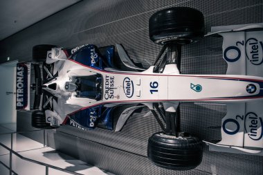 Münih / Almanya - 24 Mayıs 2019: BMW Müzesi / BMW Welt 'te BMW Sauber takımının Formula 1 arabası. BMW Sauber 2007 'de 2. ve 2008' de 3. F1 takımıydı..