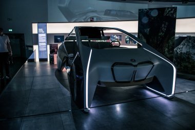 Bmw i sağlıklı bir yaklaşımı ve sürdürülebilir premium hareketliliğin gelecek yönelimli yorumunu temsil eder: elektrik itici gücü, yenilikçi materyaller ve yarının devrimci kavramlarıyla birleşmiş teknolojiler.