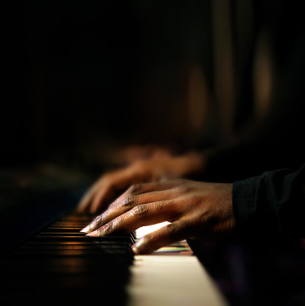 Hands playing piano close-up — Stock Photo, Image