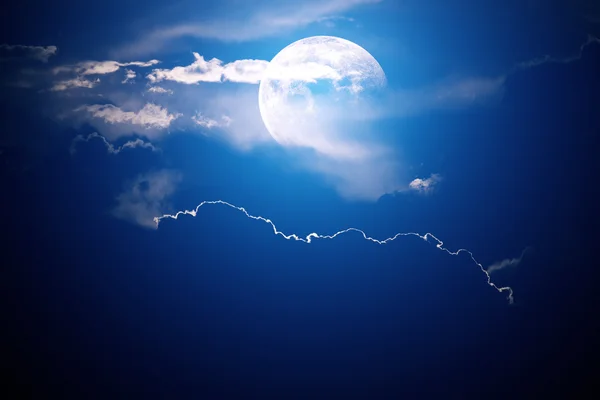 Maan achter de wolken — Stockfoto