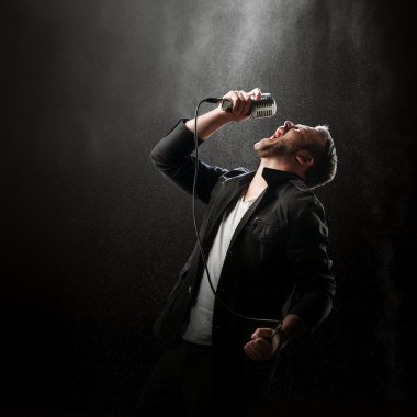 Erkek şarkıcı gerçekleştirme