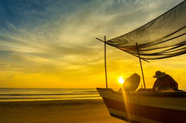 balıkçı gündoğumu sırasında çalışma