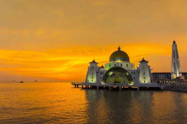 Großer Sonnenuntergang und schwimmende Moschee — Stockfoto