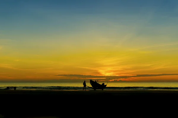 Fisherman at beach during sunrise — Stock Photo, Image