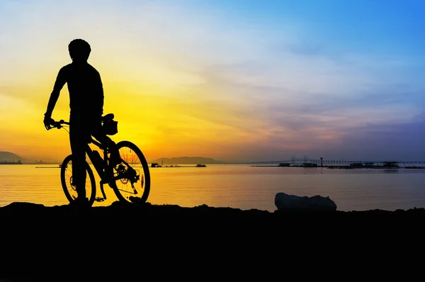 Silhouet berg fiets wielrenner en grote zonsopgang — Stockfoto