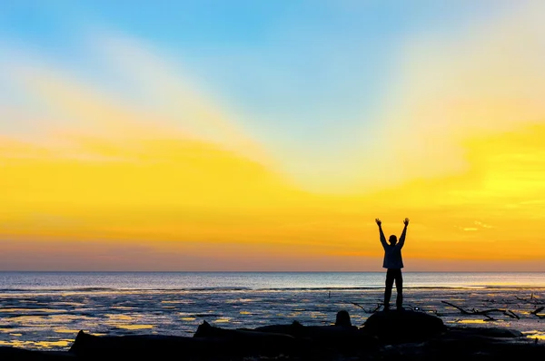 Silhouet mens tegen zonsondergang — Stockfoto