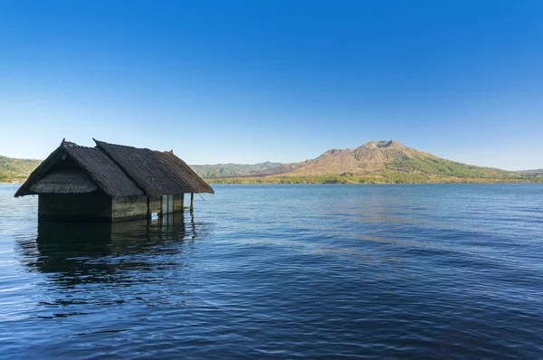 Casa velha afundada no lago batur — Fotografia de Stock