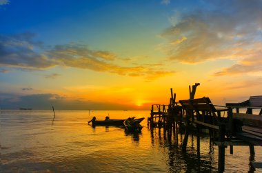büyük günbatımına ahşap iskelesi malacca beach Malezya