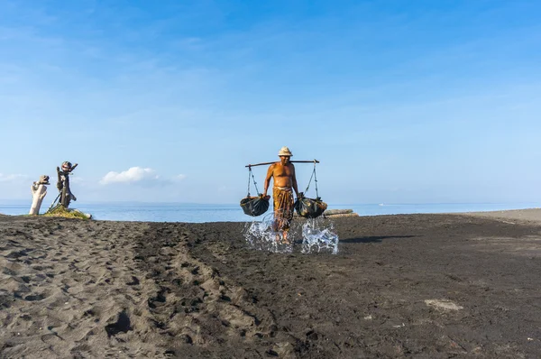 Traditional salt mining — Stock Photo, Image