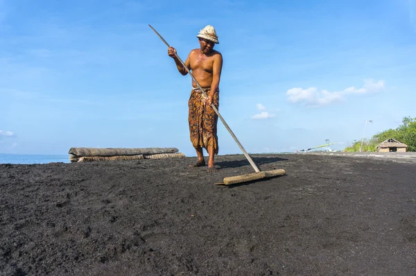 Traditional salt farmer — Stock Photo, Image