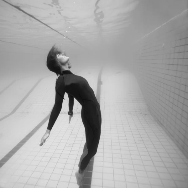 Buzo femenino suspendido en el espacio bajo el agua —  Fotos de Stock