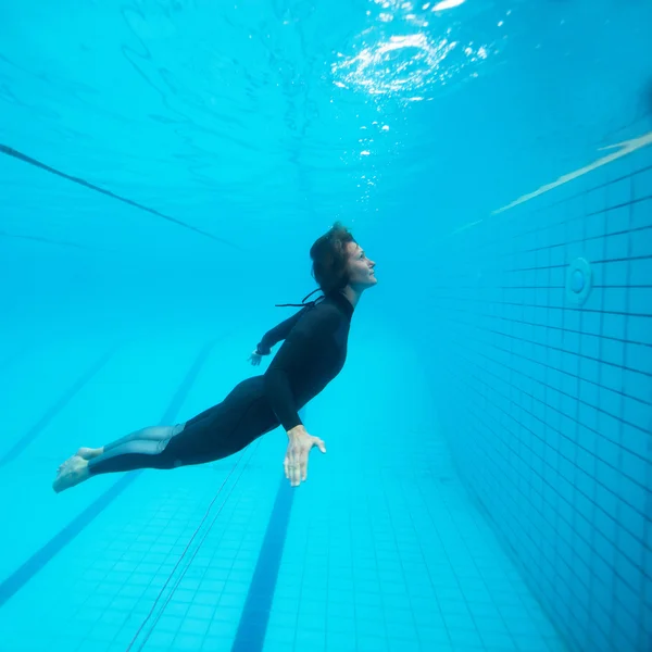 Mergulhador fêmea voando debaixo d 'água — Fotografia de Stock