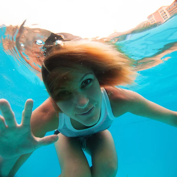 Mujer con los ojos abiertos bajo el agua —  Fotos de Stock