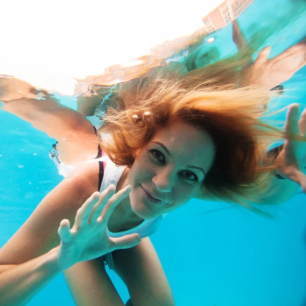 Mujer con los ojos abiertos bajo el agua —  Fotos de Stock