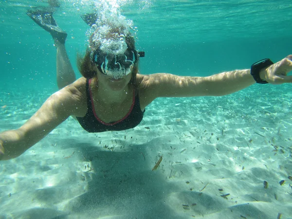 Mujer nadadora soplando burbujas bajo el agua —  Fotos de Stock