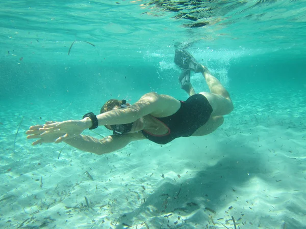 Mujer nadadora buceando bajo el agua —  Fotos de Stock