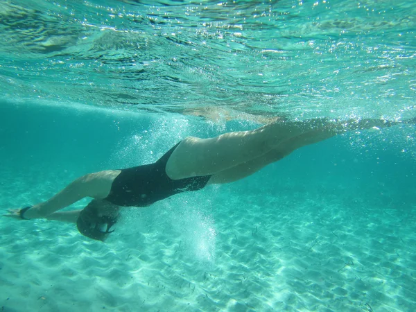 Nadadora buceando bajo el agua en el océano —  Fotos de Stock
