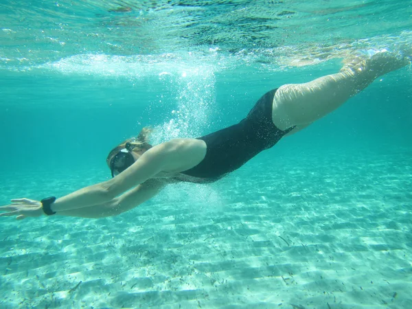女子游泳运动员，在海洋水下潜水 — 图库照片