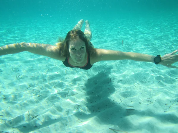 Mujer con los ojos abiertos bajo el agua en el océano —  Fotos de Stock