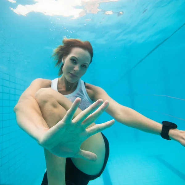 Bajo el agua en una piscina —  Fotos de Stock